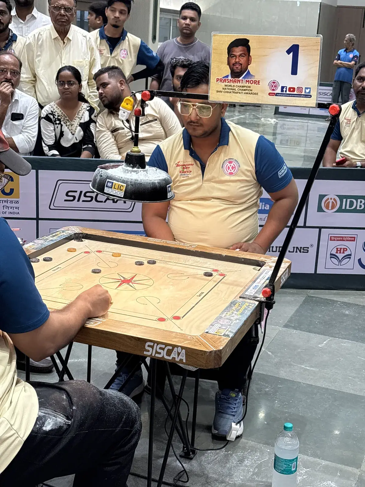 Eyes on the striker. A championship match on a Siscaa board